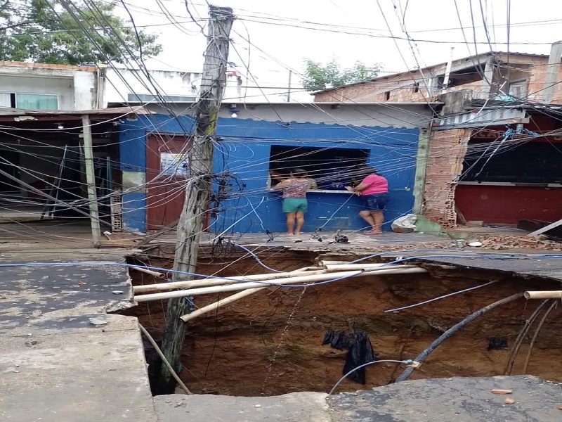 Poste de energia cai após cratera se abrir em rua de Manaus
