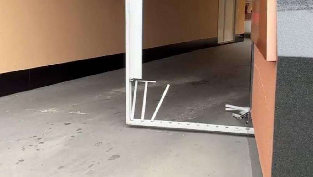 Cliente caloteiro foge de motel e arranca portão de estabelecimento na capital amazonense