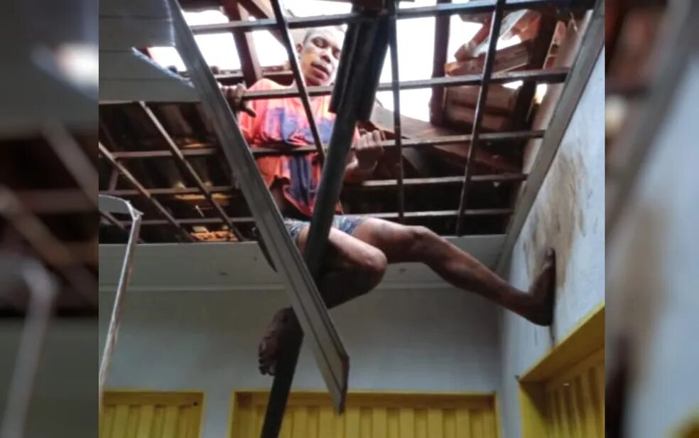 Ladrão fica preso no telhado de lanchonete durante tentativa de furto e pede socorro