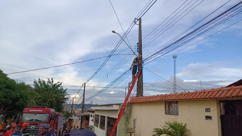 Homem morre eletrocutado após subir em poste em Manaus