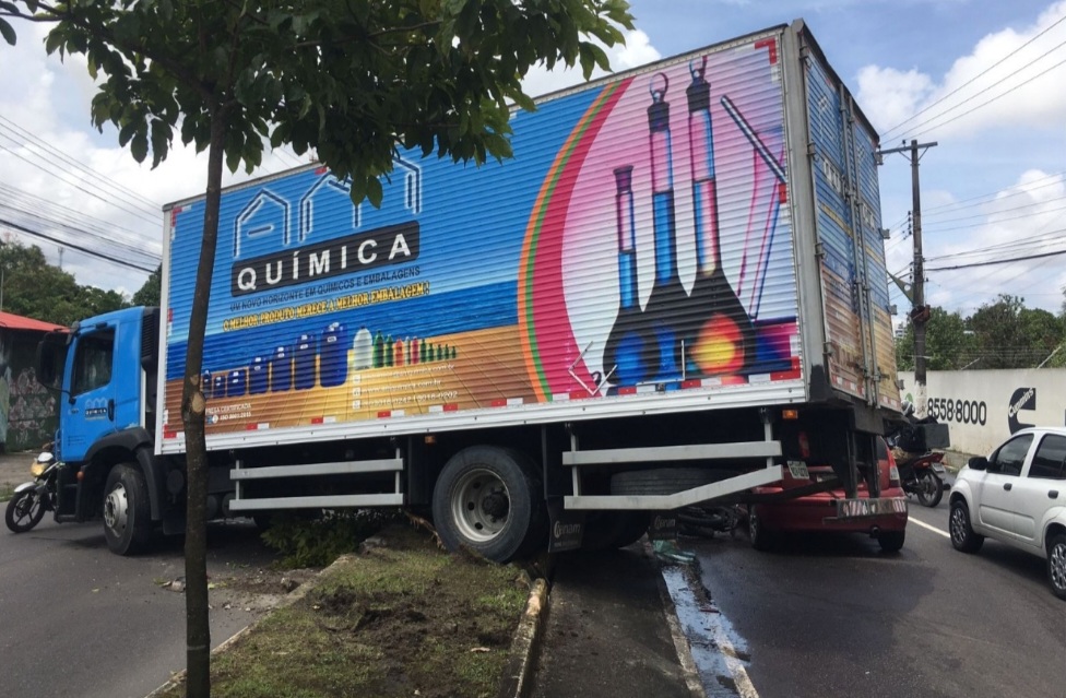 Motociclista pula de veículo e escapa de ser esmagada por caminhão em Manaus