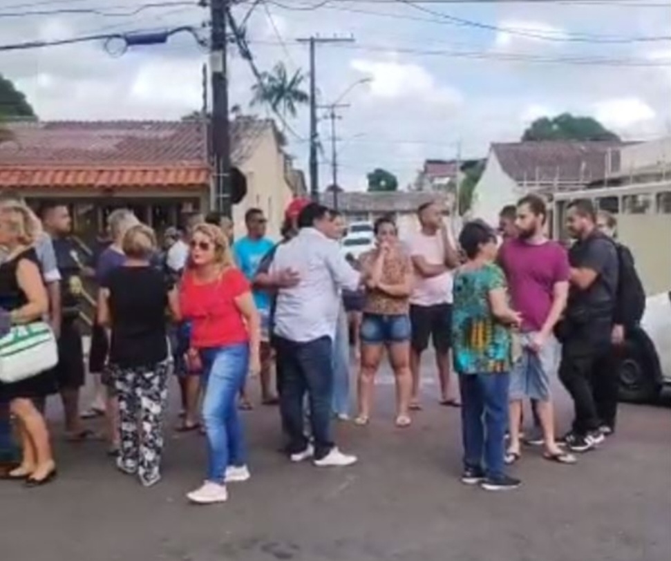 População fecha rua para impedir instalação de medidores de energia em Manaus