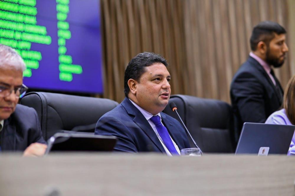 Projeto de Caio André, que proíbe instalação de medidores aéreos, recebe parecer favorável da Comissão de Constituição e Justiça da CMM