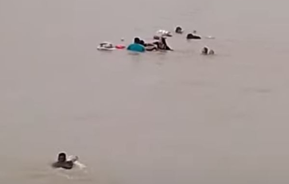 Bebê cai no rio e tripulantes pulam atrás dela após canoa naufragar no Amazonas