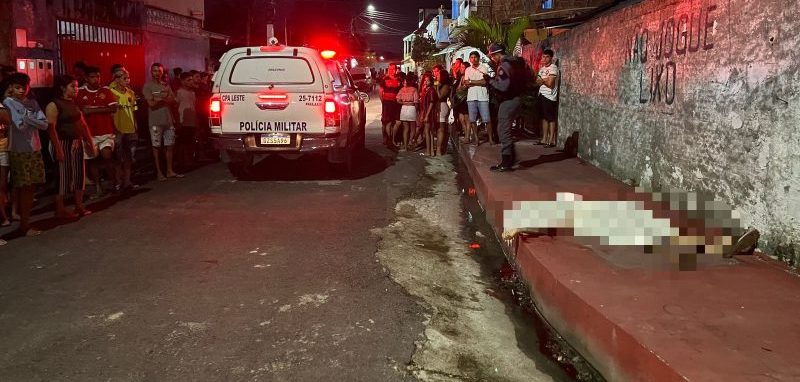 Corpo de homem é encontrado morto em calçada após tiroteio em Manaus