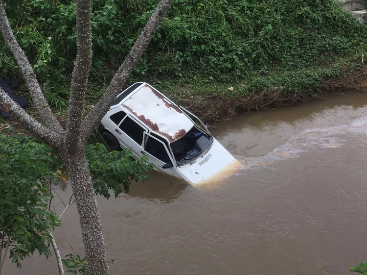 Casal despenca com carro em igarapé ao voltar de festa em Manaus