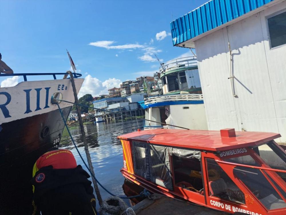 Homem morre após tropeçar e cair em rio no bairro Educandos, em Manaus