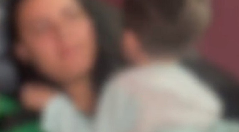 Mãe presa por agredir o filho de 3 anos em vídeo chamada com pai do garoto é solta em audiência de custódia em Manaus