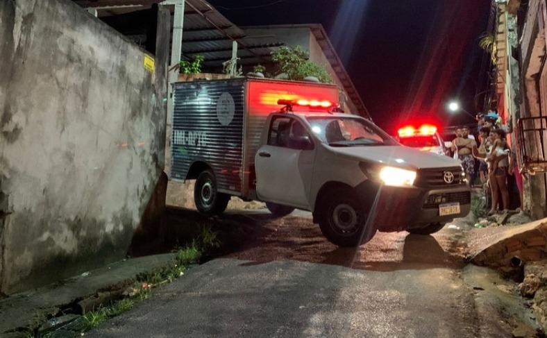 Moradores ouvem tiros e encontram jovem com a cabeça estourada em rua de Manaus