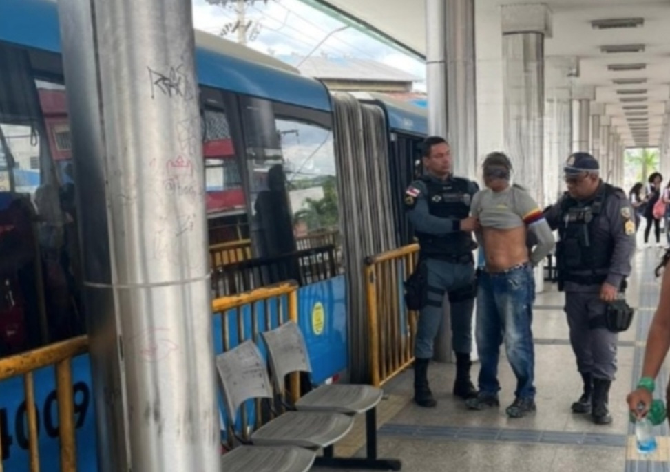 Homem é preso após mostrar pênis para passageira em ônibus de Manaus
