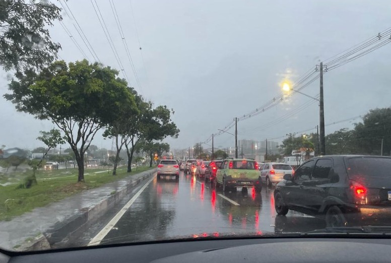 Temporal em Manaus causa congestionamento em diversas áreas da cidade