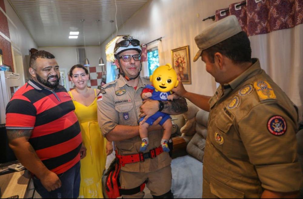 Criança engasga com leite materno e bombeiros do Amazonas fazem resgate