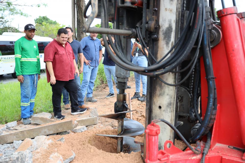 Prefeitura de Manaus acelera obras na Av. das Torres e inicia a instalação da primeira estaca de sustentação do viaduto