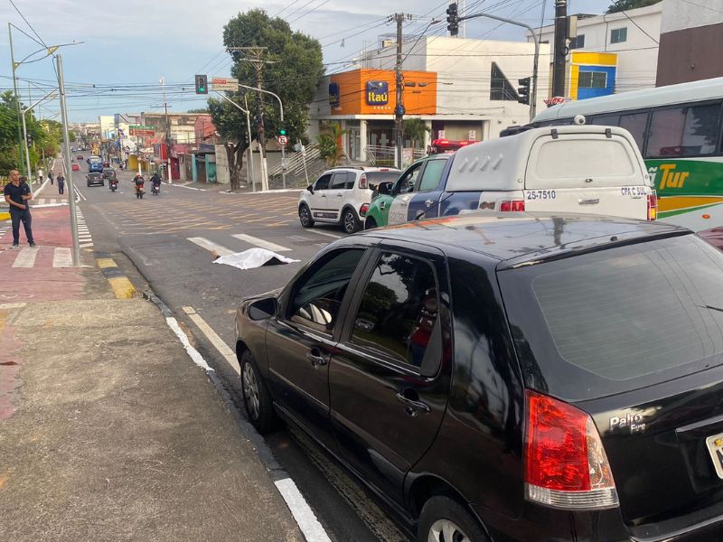 Vídeos: Mulher que ia para o trabalho morre atropelada no Boulevard, em Manaus