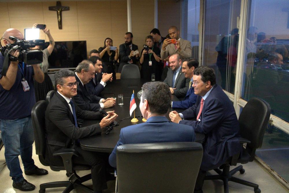 David Almeida recebe garantia de R$ 600 mi em apoio federal para atender famílias carentes