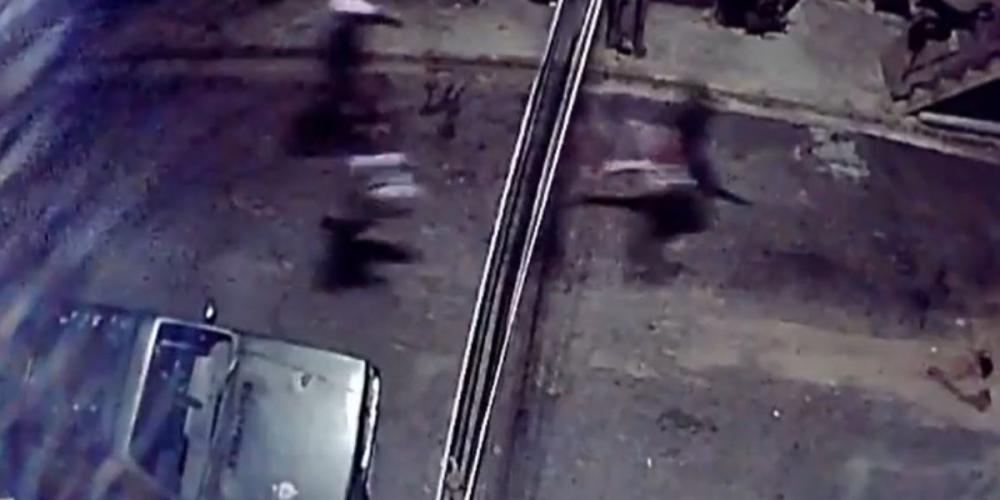 Vídeo: Homem é perseguido e tem faca cravada no ombro por criminosos em Manaus