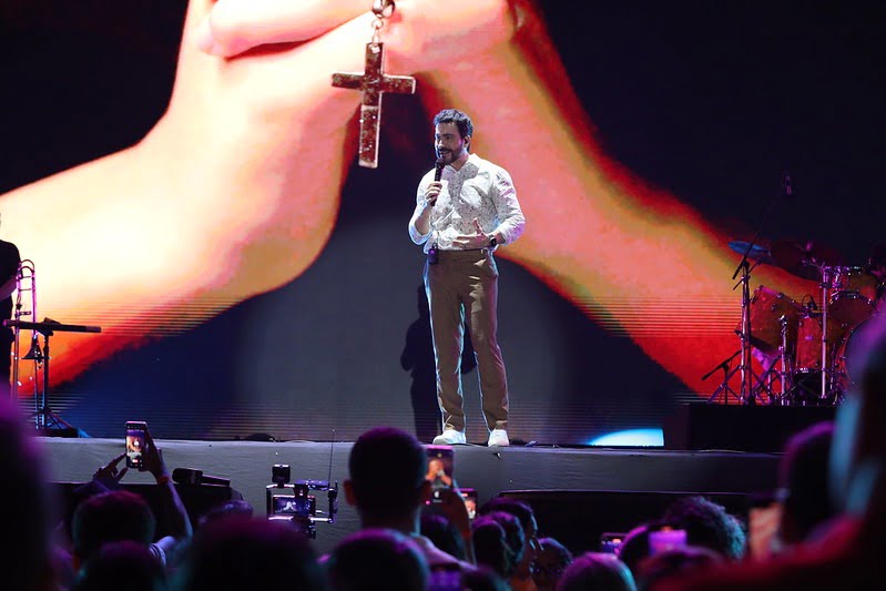 Na terceira noite de #SouManaus2023, Padre Fábio de Melo conduz multidão a momento de fé