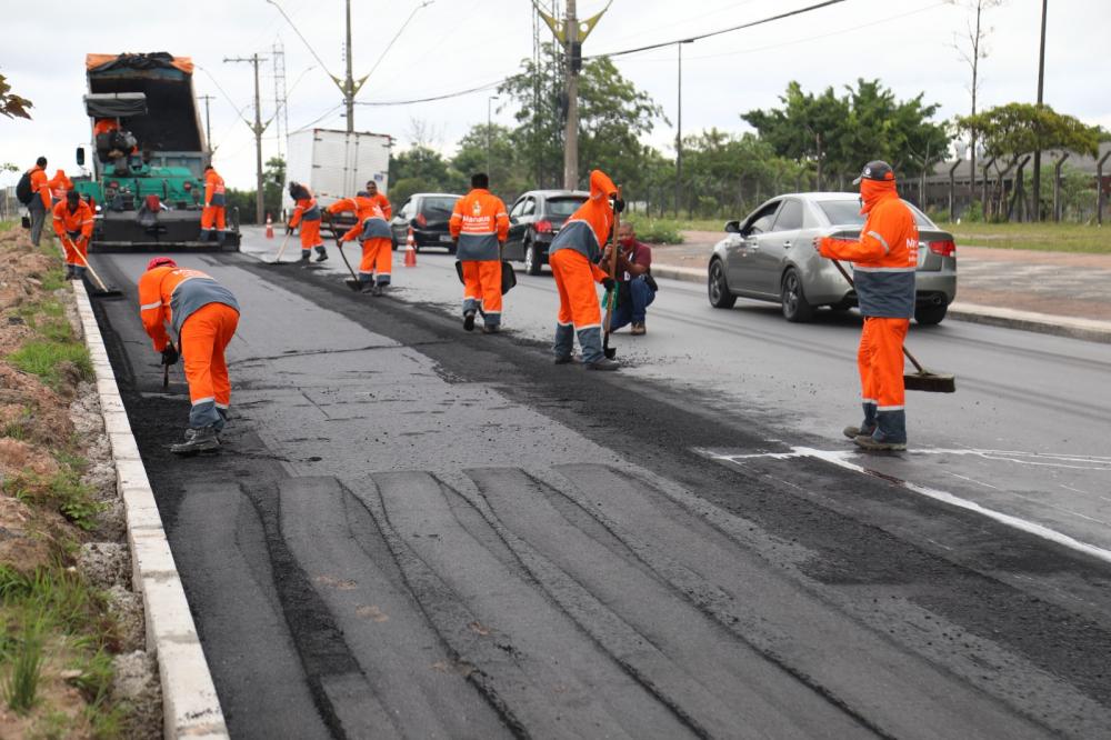 Programa ‘Asfalta Manaus’ da prefeitura pavimenta mais de 2 mil ruas