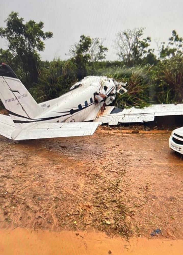 Avião com turistas cai em Barcelos-AM e deixa 14 mortos