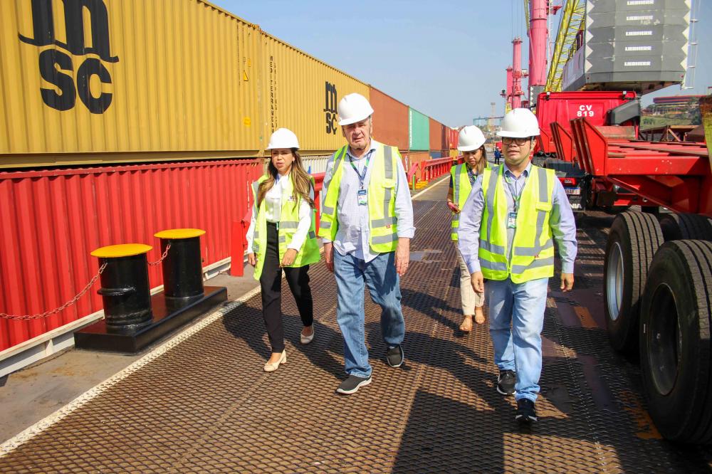 Manaus recebe contêineres com insumos para abastecer indústria e comércio local