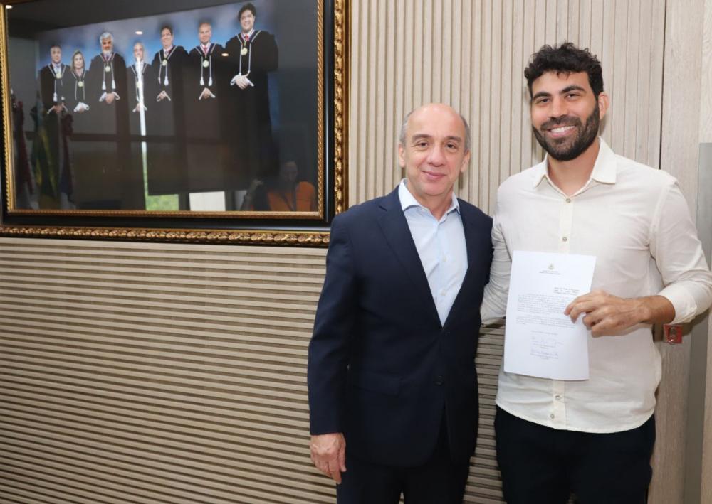 TCE-AM empossa novo servidor aprovado no concurso público de 2021
