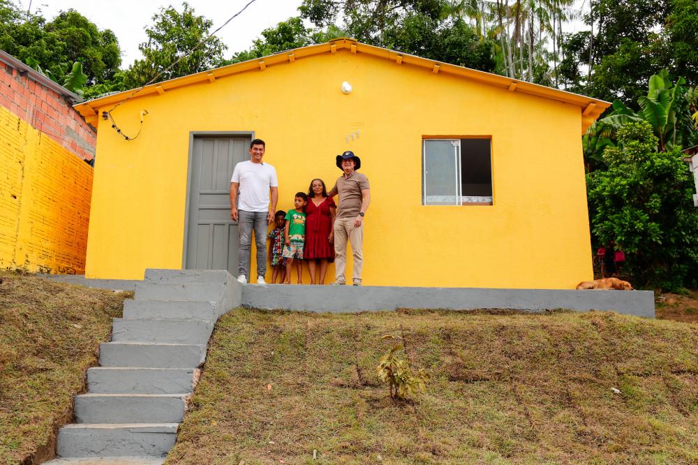 Prefeito entrega as primeiras casas reformadas pelo programa ‘Morar Melhor’ em Manaus