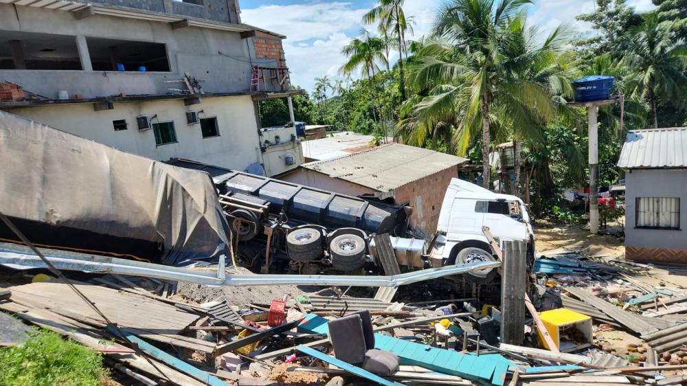 Vídeo: carreta perde controle, colide contra caminhão e invade casas