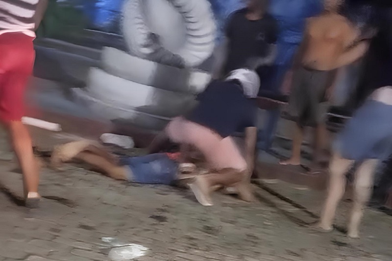 Vídeo: Homem é preso após atacar mãe e criança em Porto do Amazonas