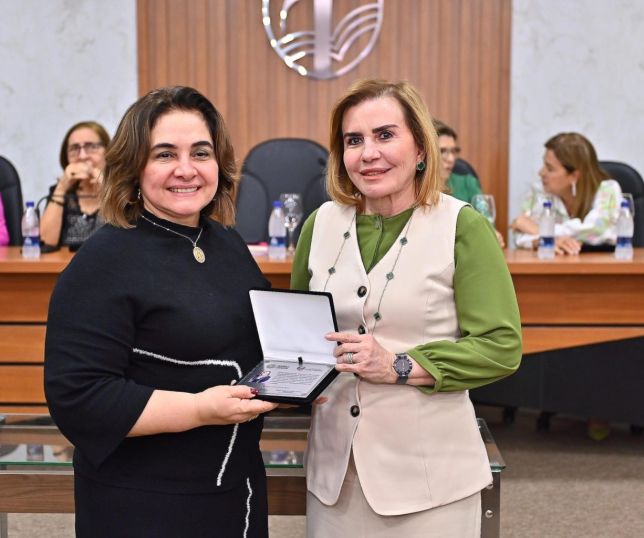 Presidente do TCE-AM, Yara Lins recebe menção honrosa da ABMCJ e Faculdade Santa Teresa