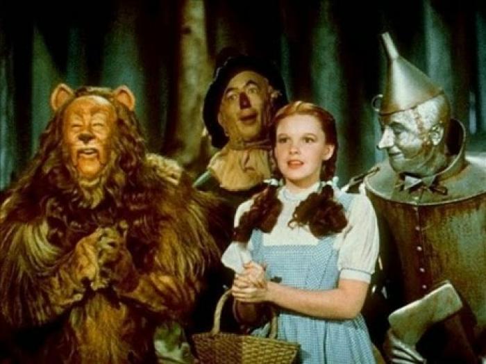 Judy Garland foi abusada por anões de 'O Mágico de Oz', diz livro de ex-marido