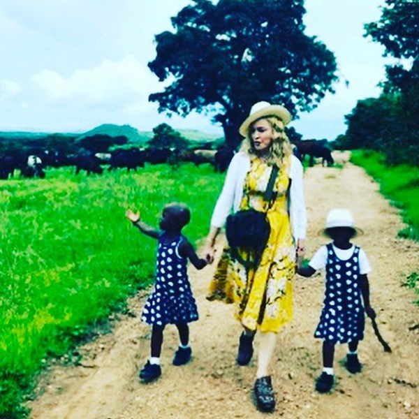 Madonna posta 1ª foto com as gêmeas que adotou na África