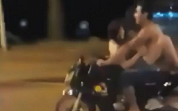 Casal é flagrado fazendo sexo em cima de moto em movimento