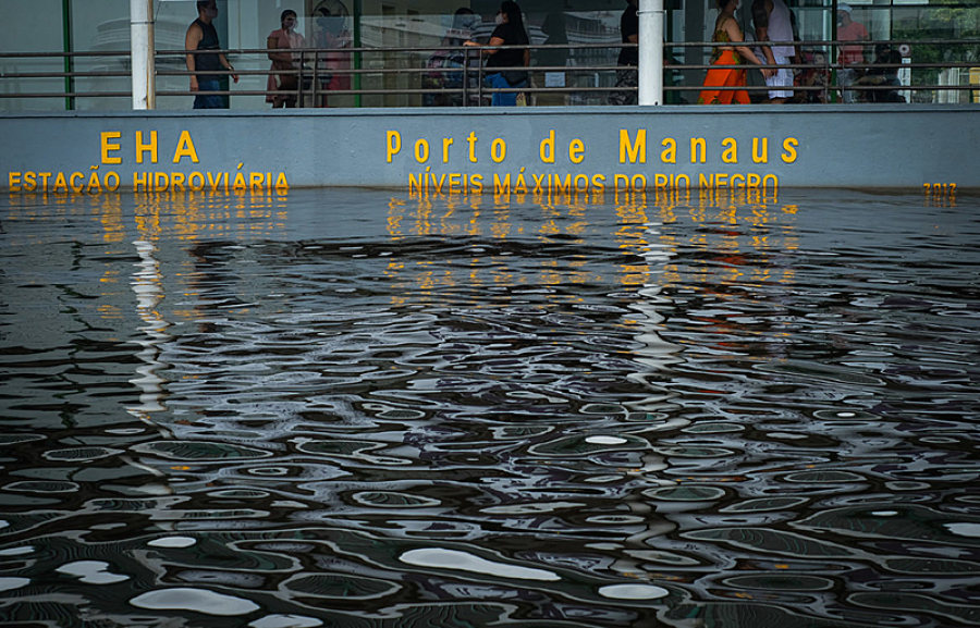 Rio Negro ultrapassa cota de inundação em Manaus