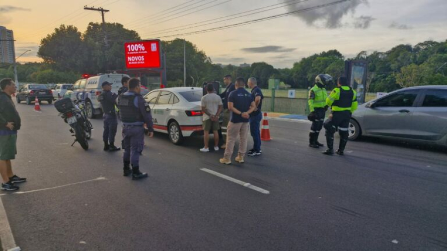 Motorista bêbado invade pista e atropela atletas durante corrida na Ponta Negra, em Manaus