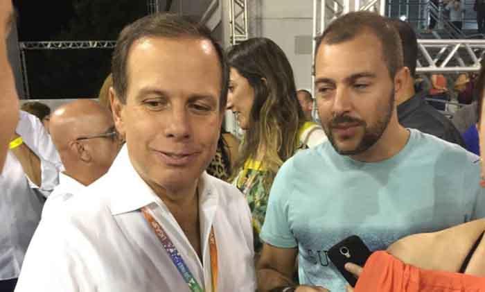 Doria varre avenida do sambódromo e é vaiado