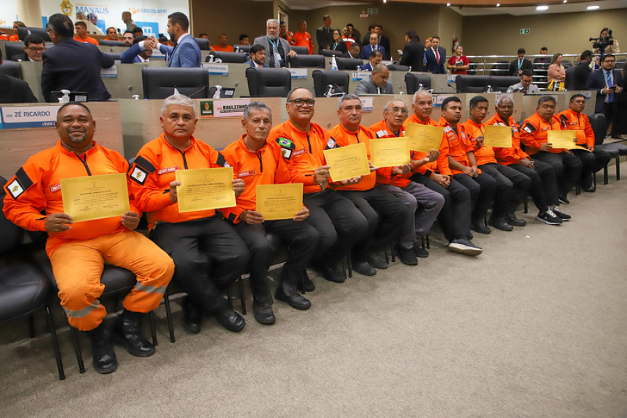 Agentes da Defesa Civil de Manaus recebem homenagem na CMM