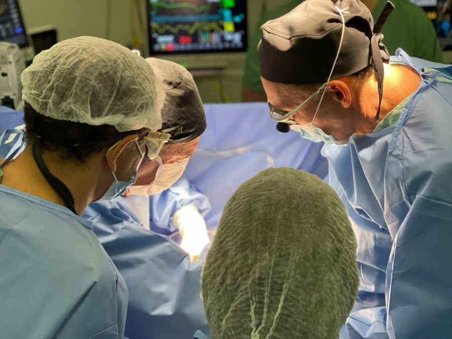 Cirurgia de separação das gêmeas siamesas nascidas no Amazonas é bem-sucedida