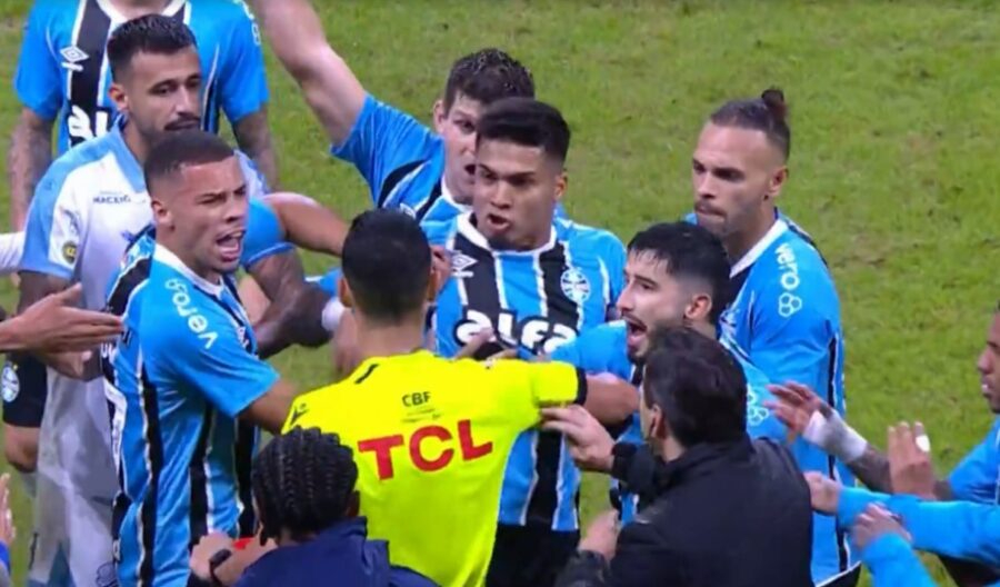 Dirigente do Grêmio arremessa nota de R$ 2 em árbitro após eliminação na Copa do Brasil
