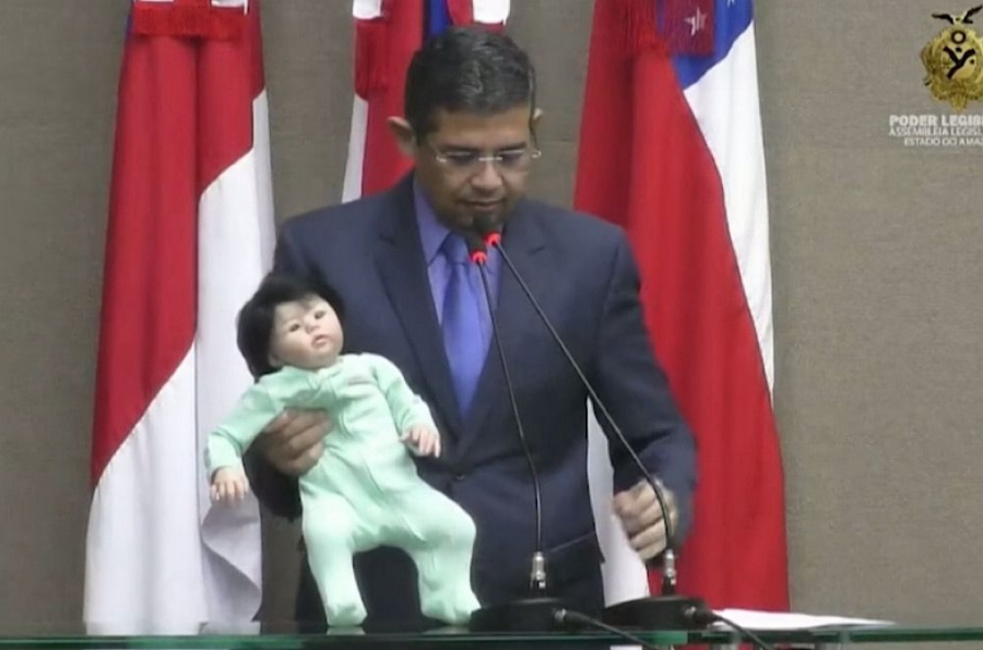 Deputado propõe proibição de atendimento médico a bonecos e ‘nana neném’ em plenário