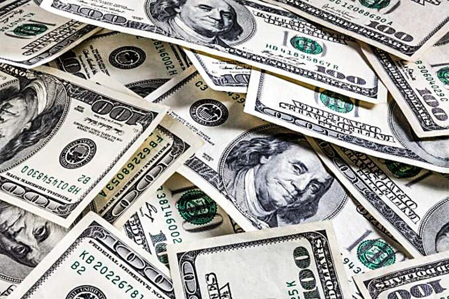 Dólar recua para R$ 5,56 enquanto mercado aguarda pacote fiscal