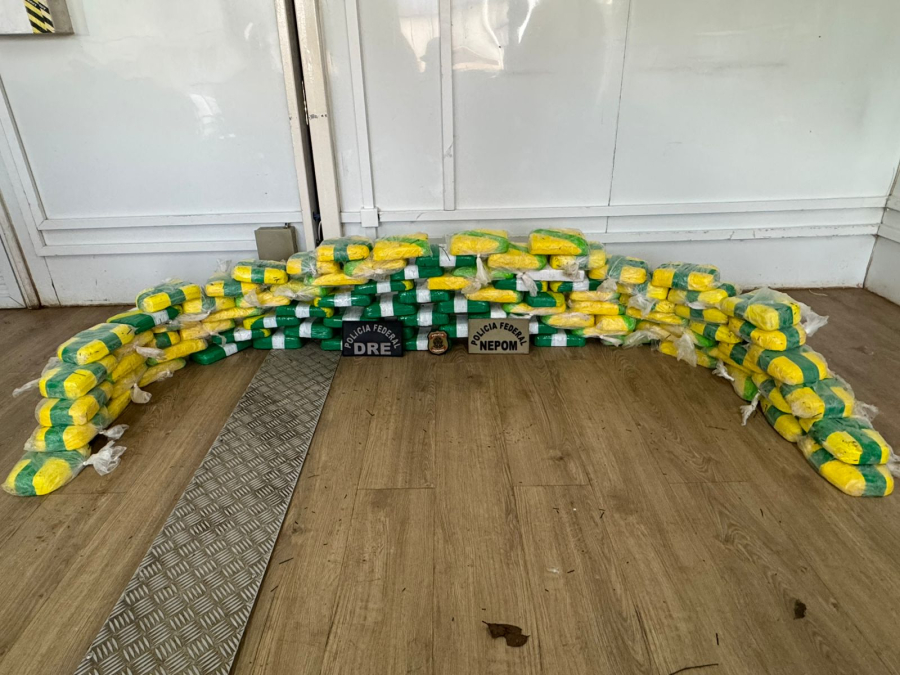 PF apreende 100 kg de cocaína em pista de pouso clandestina, em Coari