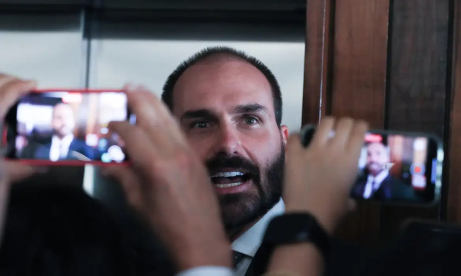 Eduardo Bolsonaro diz que abrirá mão do mandato e permanecerá nos EUA