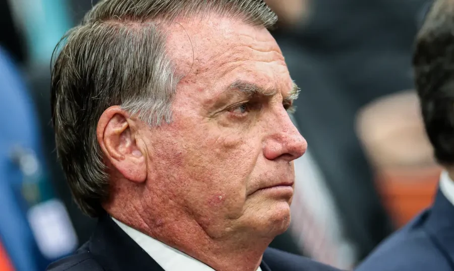Além de tornozeleira, Moraes proíbe Bolsonaro de falar com Eduardo e usar redes sociais