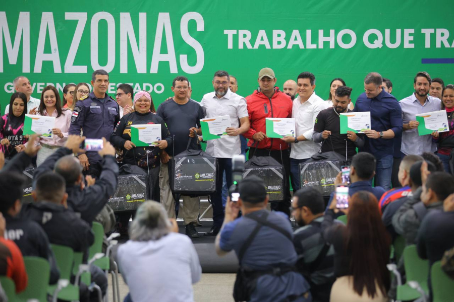 Wilson Lima entrega kits para motofretistas e lança plataforma de cursos de trânsito EaD