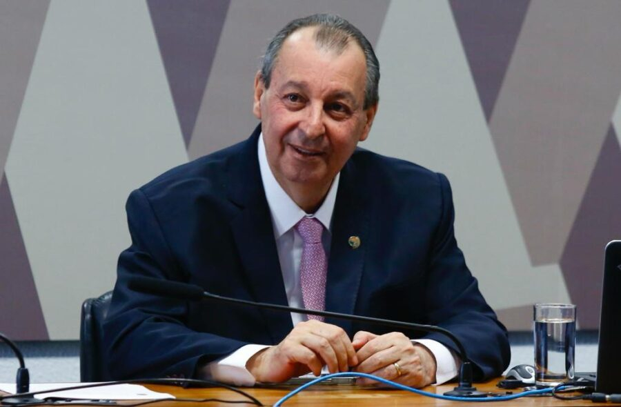 Omar Aziz aponta 14º salário para beneficiados com isenção de Imposto de Renda aprovado no Senado