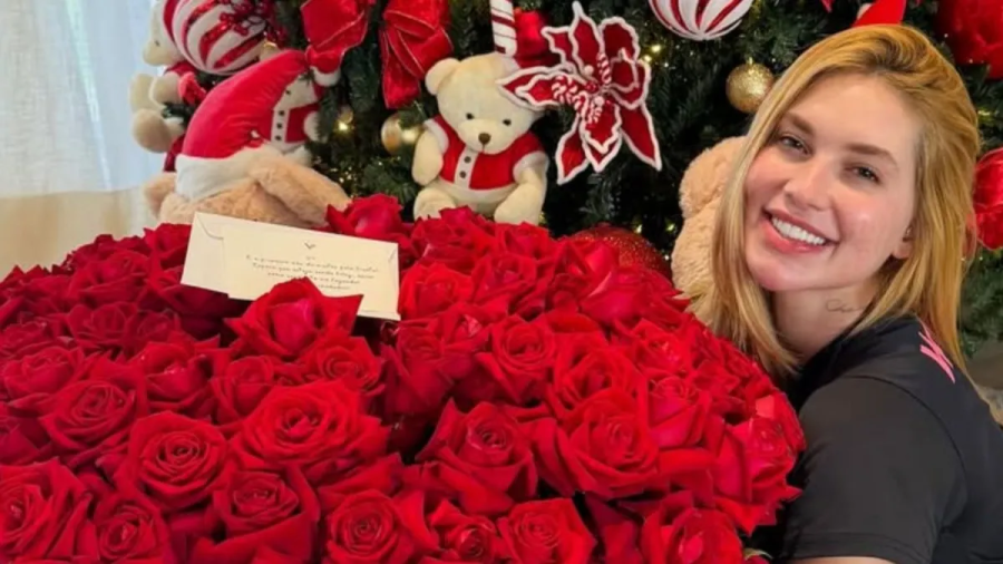 Virginia recebe buquê gigante de Vini Jr. para celebrar um mês de namoro