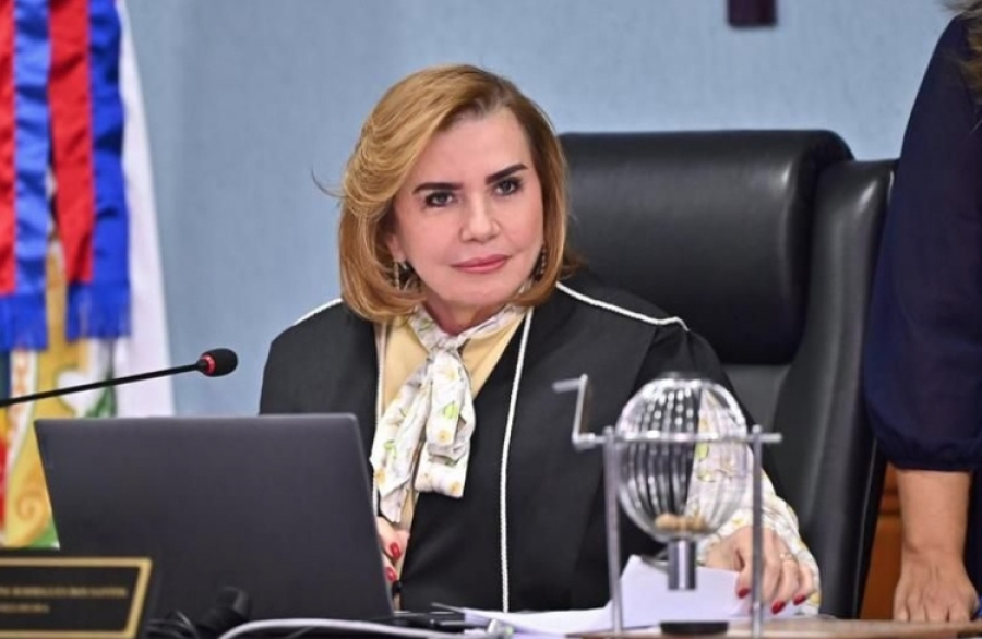 Yara Lins faz história e assume 3º mandato no comando do TCE-AM