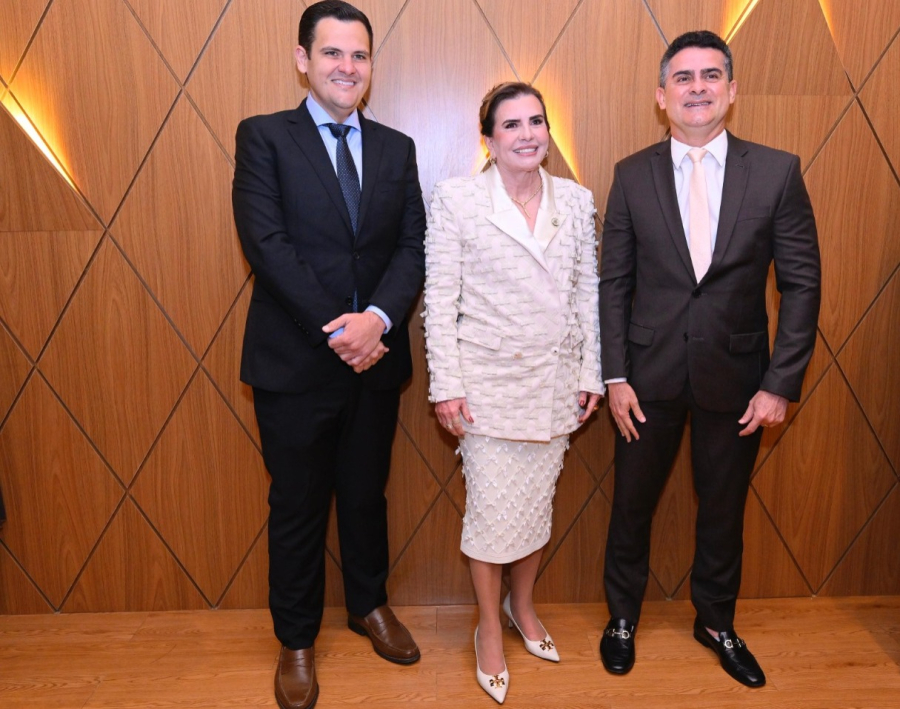 David Almeida prestigia posse do novo Corpo Diretivo do TCE-AM