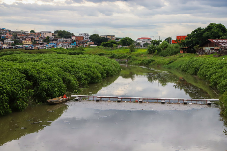Manaus amplia rede proteção ao rio Negro com instalação da 14ª ecobarreira