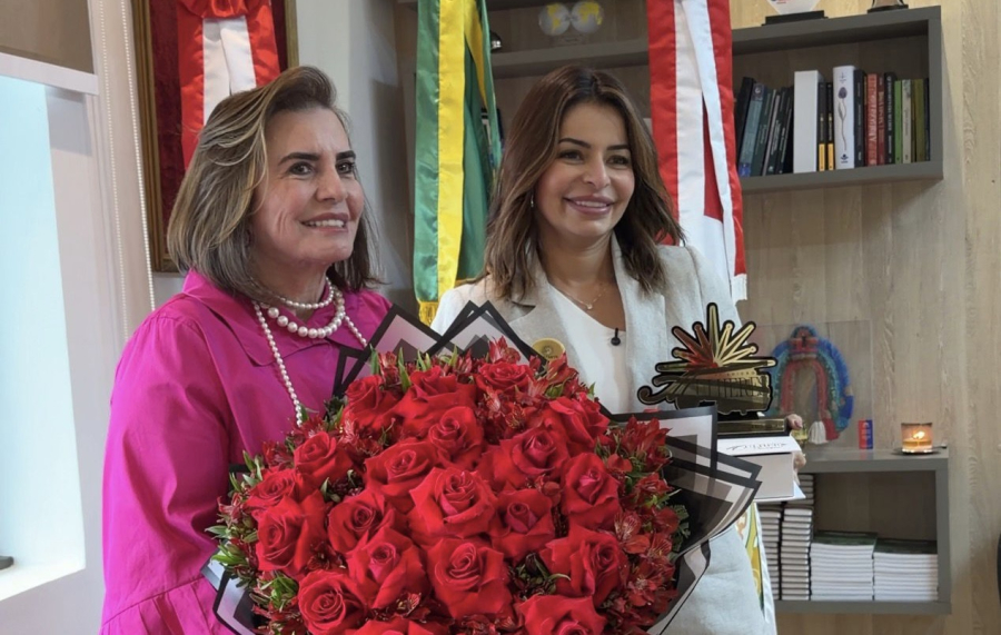 Presidente do Fundo Manaus Solidária, Vivi Lira, homenageia Yara Lins, presidente do TCE, com troféu “Mulheres que Inspiram”